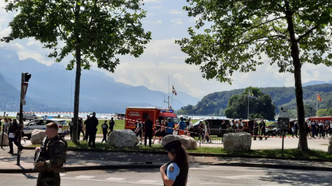 Des policiers décorés après l’attaque au couteau à Annecy