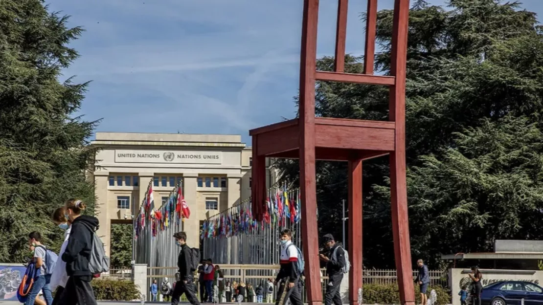 Genève : pourquoi des Femen s'en prennent au Broken chair à la tronçonneuse ?