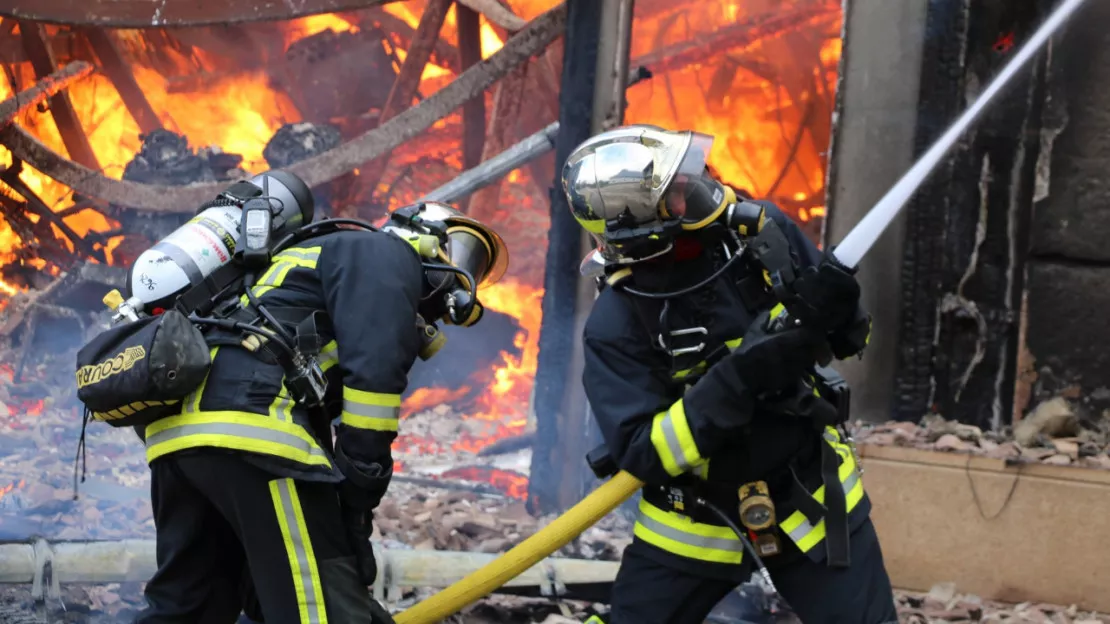 Incendie à Viuz-la-Chiésaz : 500 m² d'abri agricole en flammes