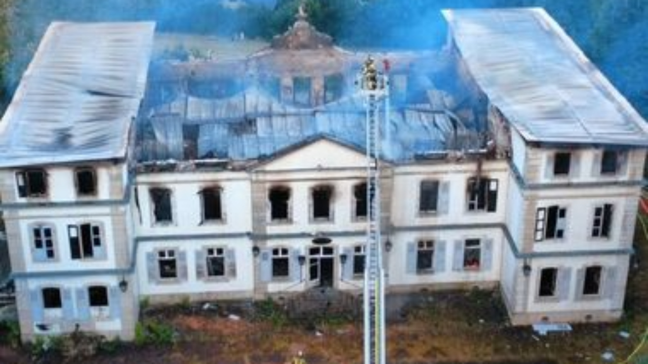 Ain : L'incendie du château de Divonne potentiellement d'origine criminelle Ain : L'incendie du château de Divonne potentiellement d'origine criminelle