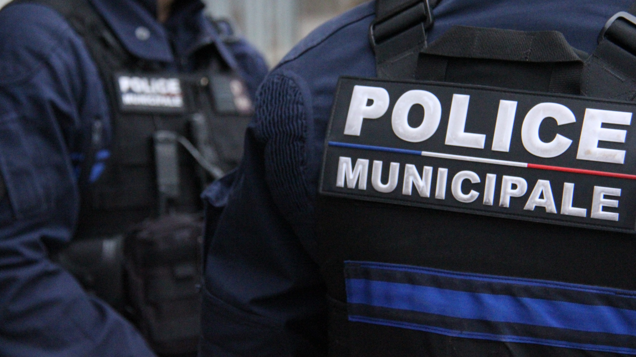 Annecy : Arr&ecirc;t&eacute; pour ivresse, il menace et frappe des policiers