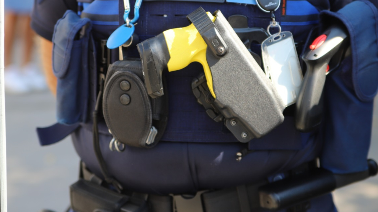 Annecy : le cycliste violent prend la fuite, la police fait usage d'un taser pour le stopper Annecy : le cycliste violent prend la fuite, la police fait usage d'un taser pour le stopper