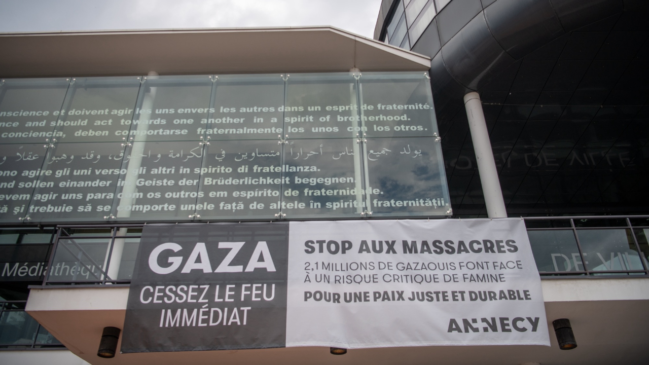 Annecy : Vol d'une bannière pour Gaza, "un soutien au régime génocidaire israélien" Annecy : Vol d'une bannière pour Gaza, "un soutien au régime génocidaire israélien"