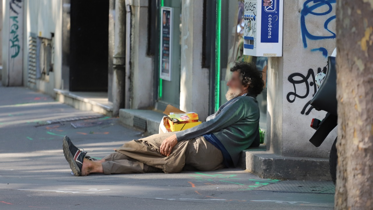 Chambéry : il passe à tabac un SDF qui faisait trop de bruit Chambéry : il passe à tabac un SDF qui faisait trop de bruit