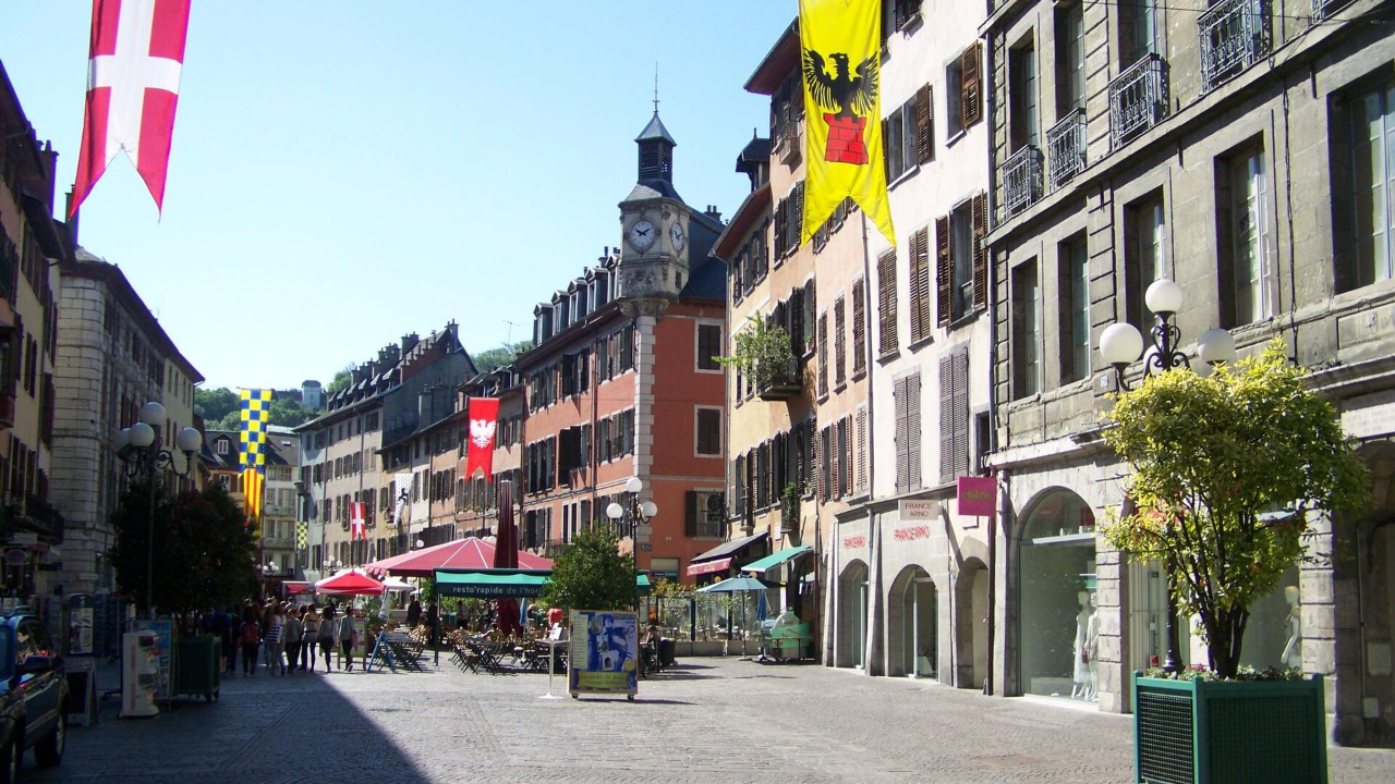 Chamb&eacute;ry : sept heures de tension en centre-ville apr&egrave;s l&rsquo;escalade d&rsquo;un habitant sur les toits