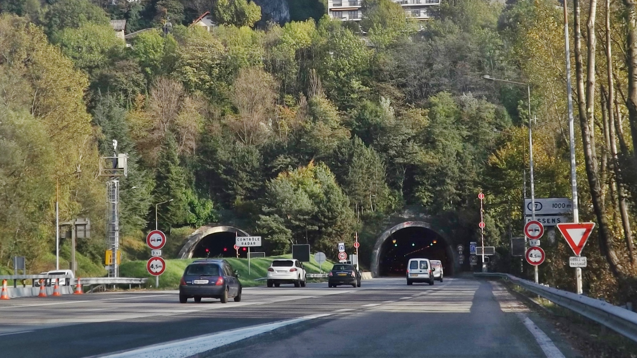 Collision nocturne dans le tunnel des Monts &agrave; Chamb&eacute;ry : cinq personnes bless&eacute;es et axe coup&eacute; plusieurs heures