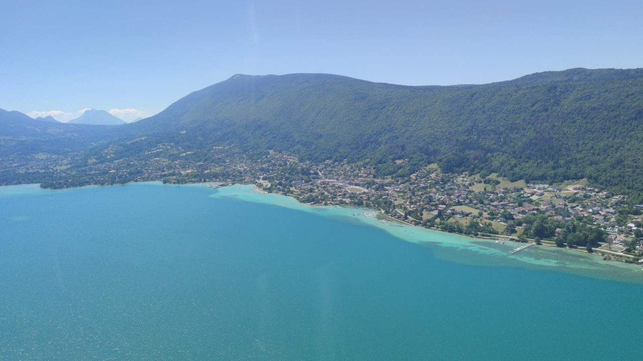 Doussard : Une voiture finit dans le lac d'Annecy, l'automobiliste miracul&eacute;e