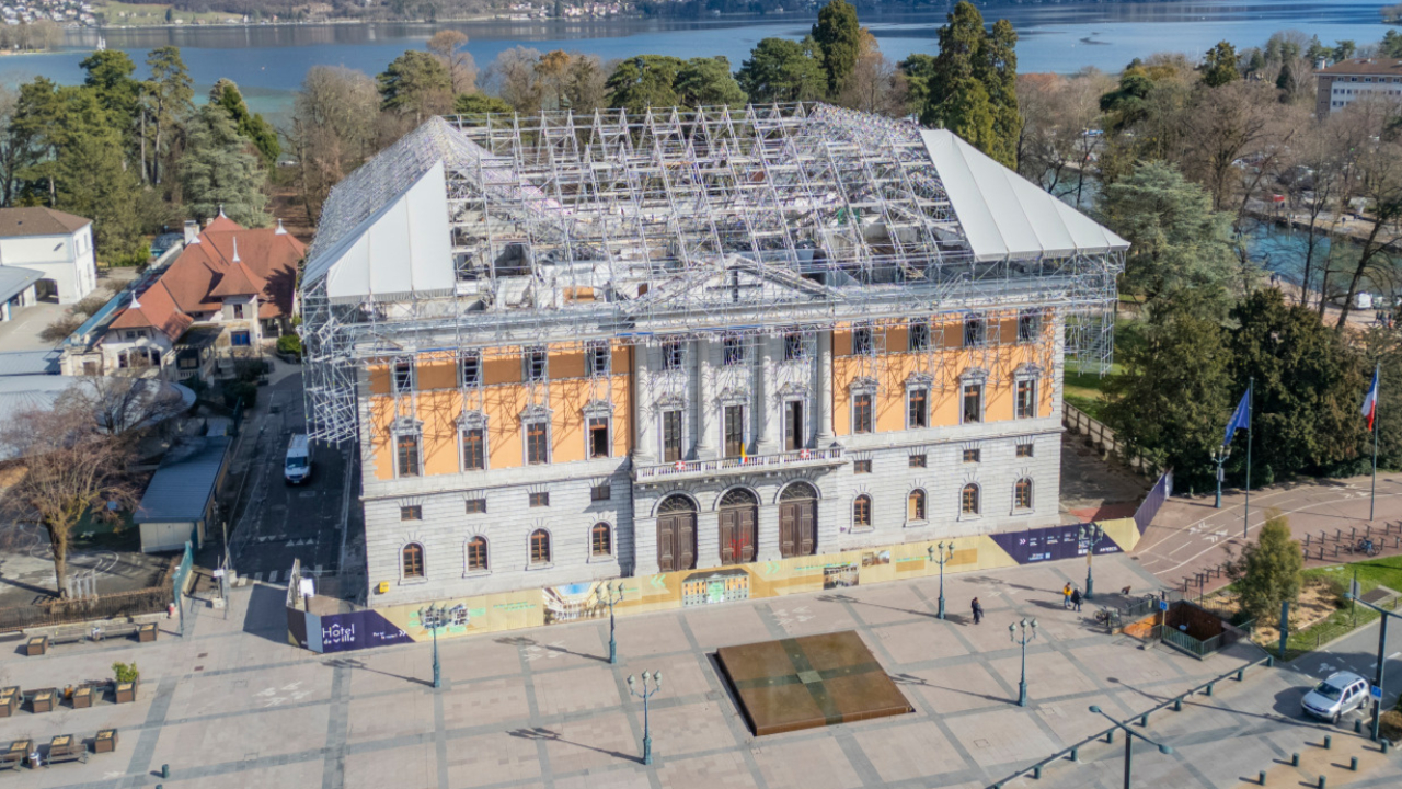 Du plomb &agrave; l'H&ocirc;tel de Ville d'Annecy : les capteurs enfin install&eacute;s aux abords de la mairie