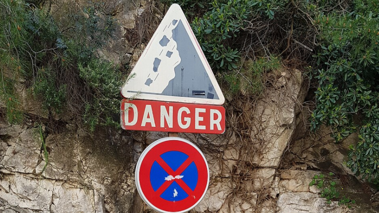 Éboulement à Glières-Val-de-Borne : 40 m³ de roches bloquent la route des Eveaux Éboulement à Glières-Val-de-Borne : 40 m³ de roches bloquent la route des Eveaux