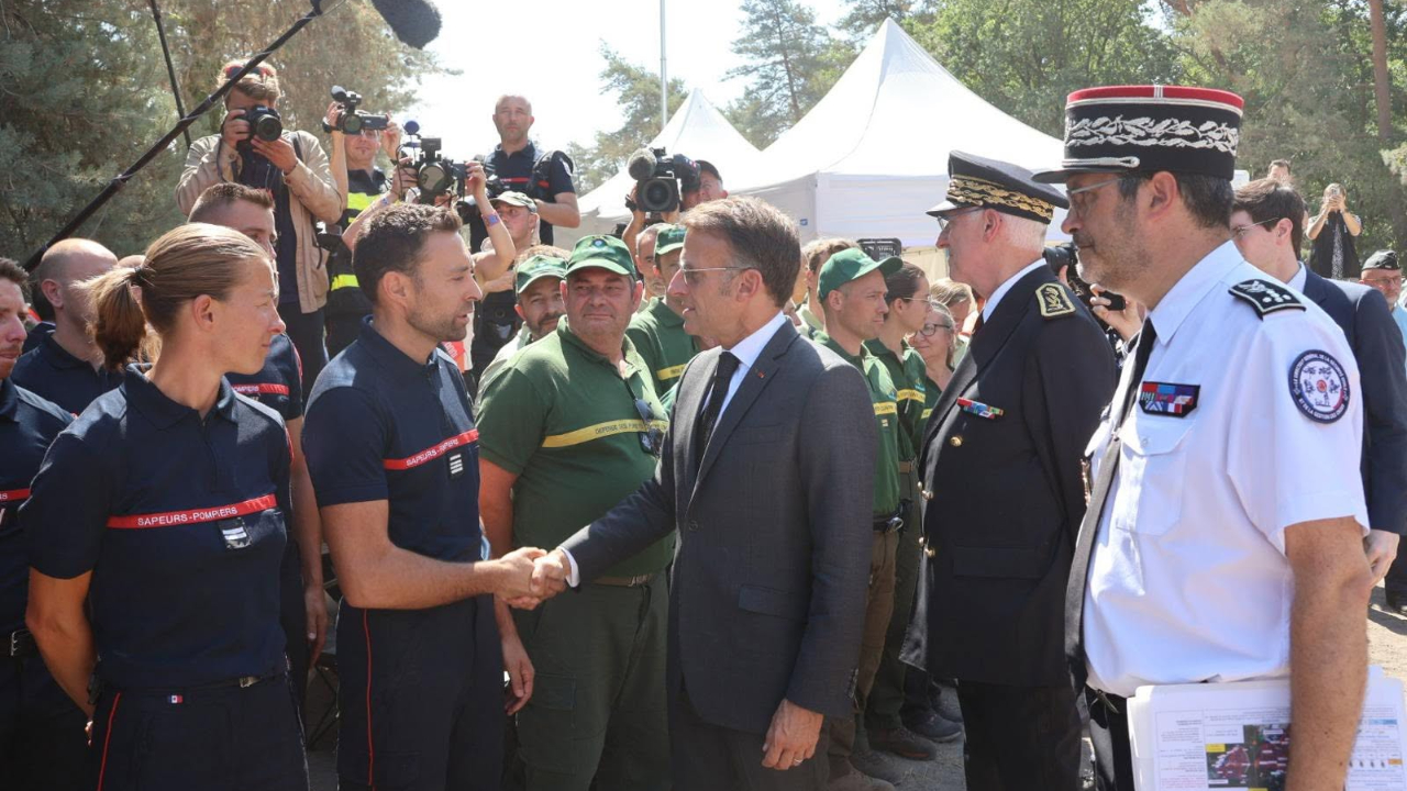 Emmanuel Macron rend hommage aux pompiers de Haute-Savoie Emmanuel Macron rend hommage aux pompiers de Haute-Savoie