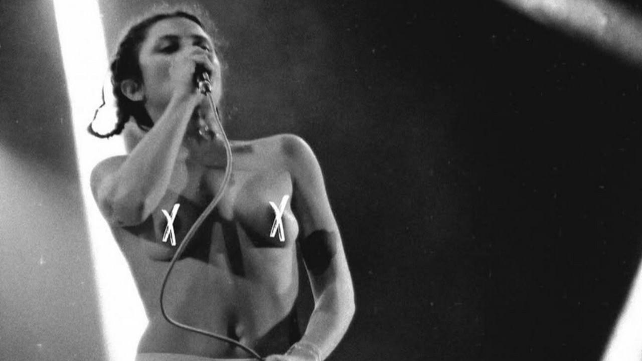 Festival Le Cri de la Goutte : une chanteuse agressée sexuellement en plein concert, sa réaction applaudie Festival Le Cri de la Goutte : une chanteuse agressée sexuellement en plein concert, sa réaction applaudie