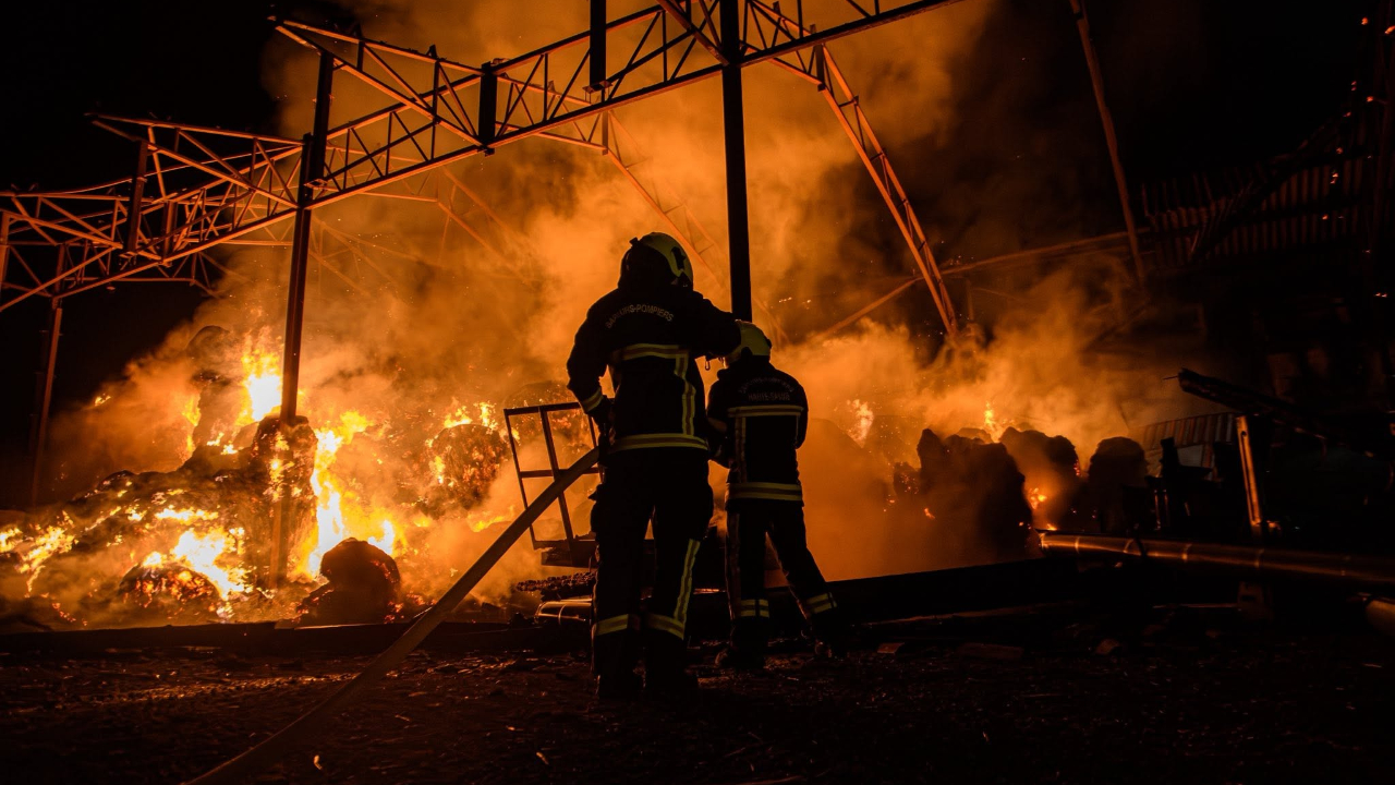 Haute-Savoie : la foudre déclenche un incendie dans une école-alpage, cinq personnes évacuées Haute-Savoie : la foudre déclenche un incendie dans une école-alpage, cinq personnes évacuées