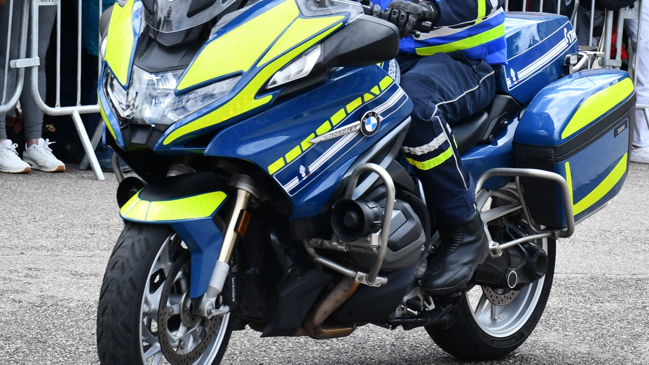 Il bombardait à 150km/h pour rejoindre Annecy : un jeune chauffard explique aux gendarmes s'être "fait plaisir" Il bombardait à 150km/h pour rejoindre Annecy : un jeune chauffard explique aux gendarmes s'être "fait plaisir"