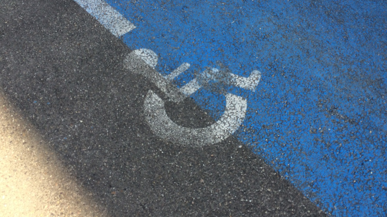 Il crevait les pneus des voitures garées sur les places handicapées : le justicier de Chambéry interpellé Il crevait les pneus des voitures garées sur les places handicapées : le justicier de Chambéry interpellé