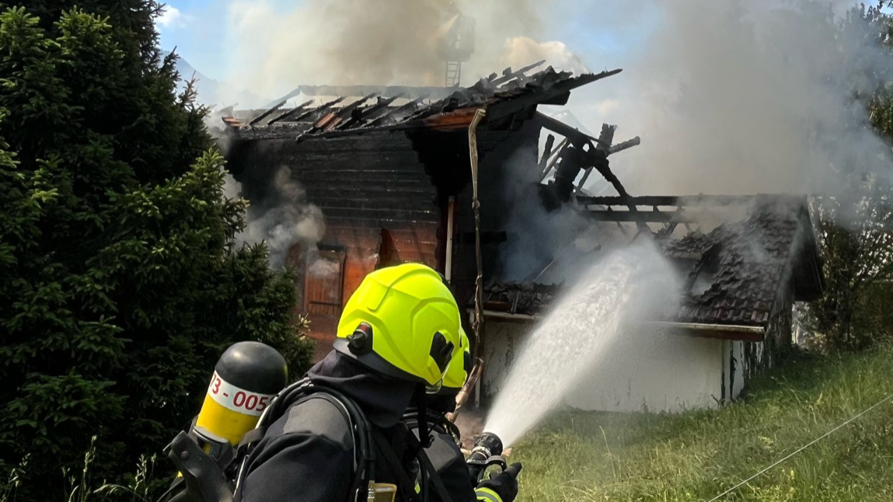 Incendie à Val-de-Chaise : un chalet ravagé par les flammes, un corps retrouvé Incendie à Val-de-Chaise : un chalet ravagé par les flammes, un corps retrouvé