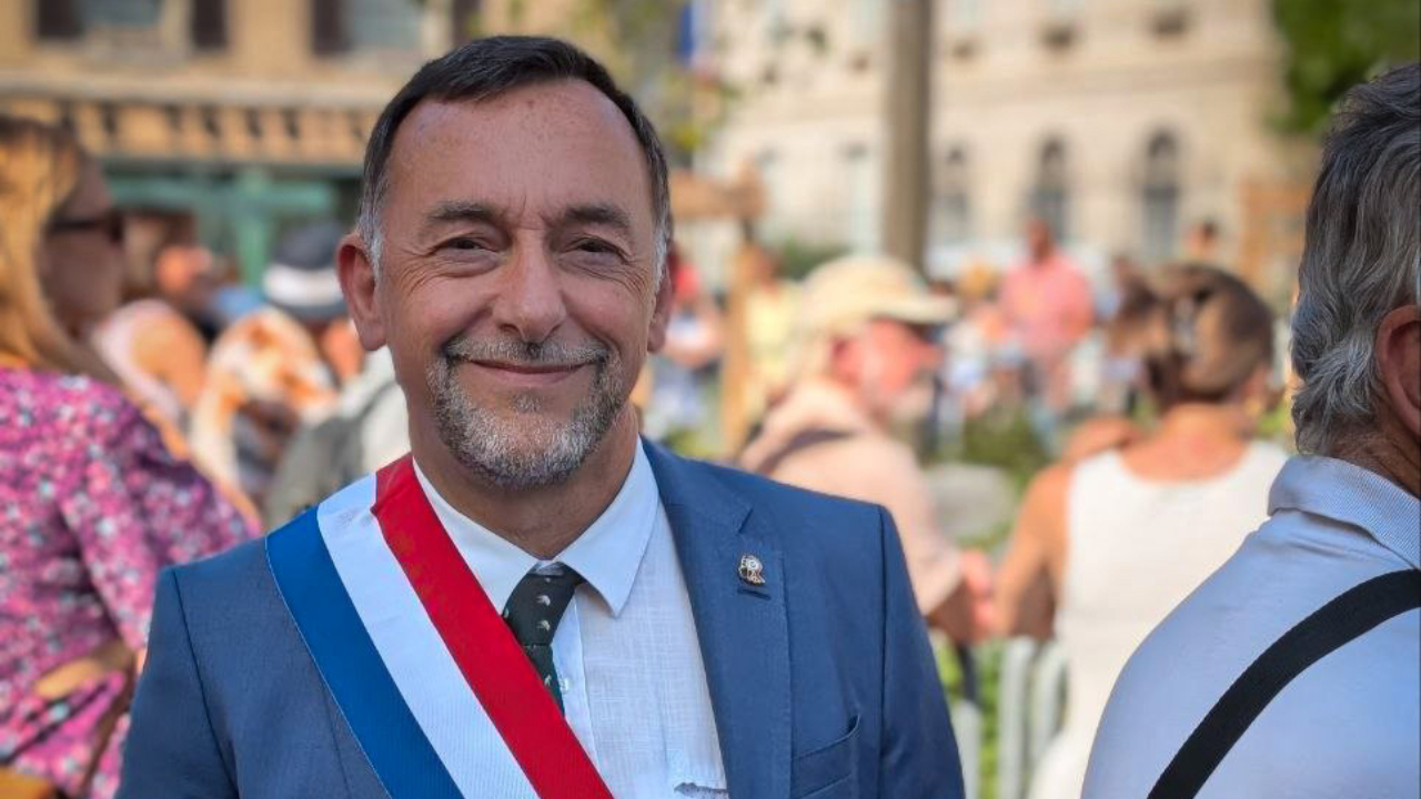 Incendies en Gironde : le député LFI Jean-François Coulomme déclenche une polémique avec un message sur les "bourgeois de Cap-Ferret" Incendies en Gironde : le député LFI Jean-François Coulomme déclenche une polémique avec un message sur les "bourgeois de Cap-Ferret"