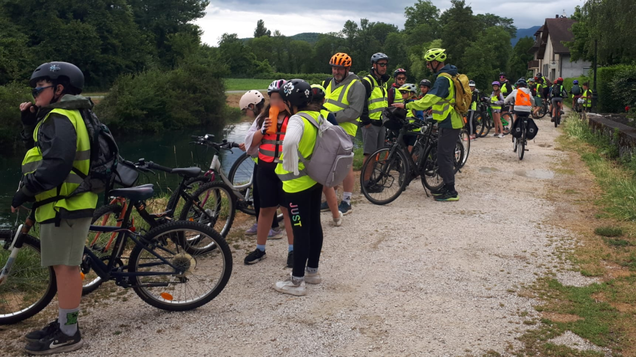 La Motte-Servolex : Une classe de CM2 en rando-v&eacute;lo autour du lac du Bourget