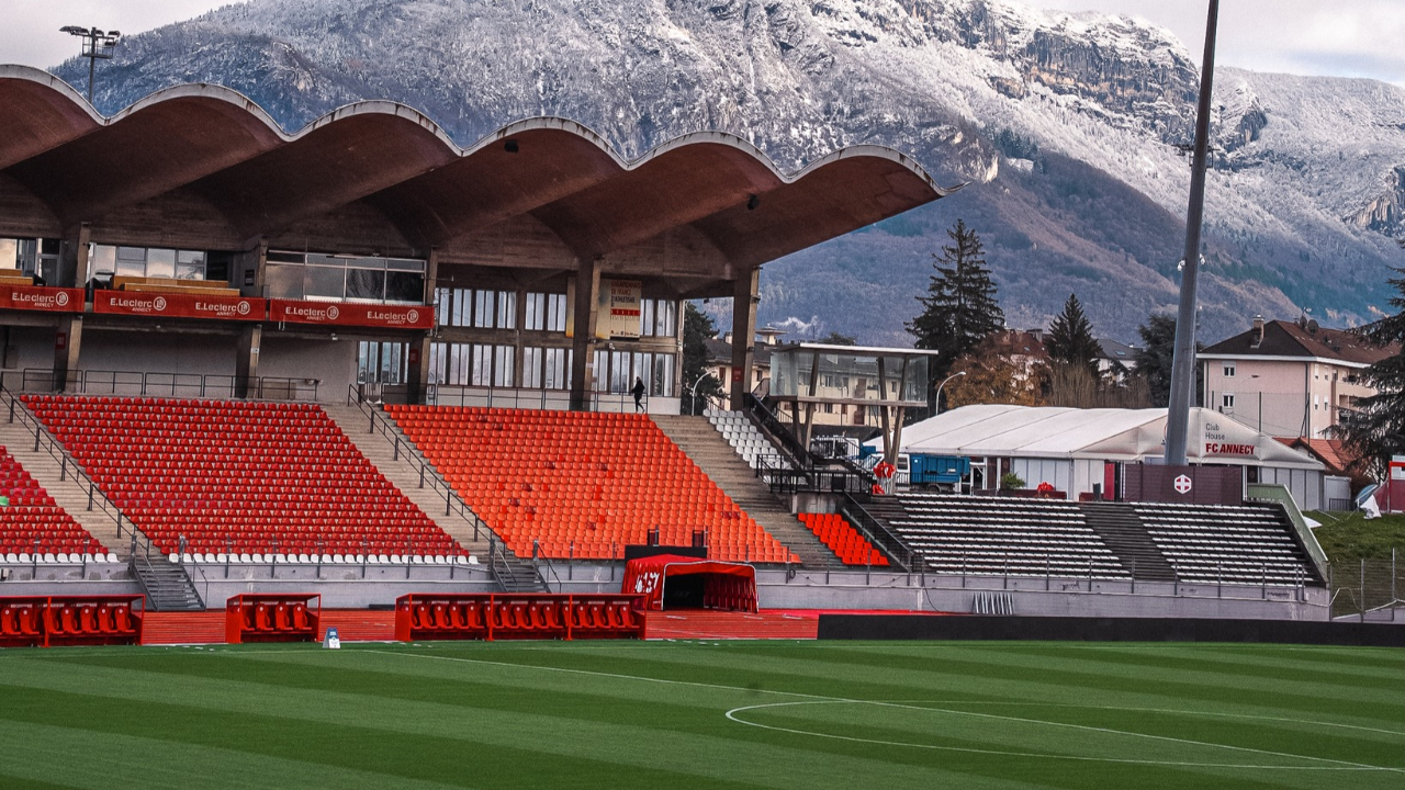 La piste du Parc des Sports dégradée pendant la défaite lors du derby Annecy-Grenoble La piste du Parc des Sports dégradée pendant la défaite lors du derby Annecy-Grenoble