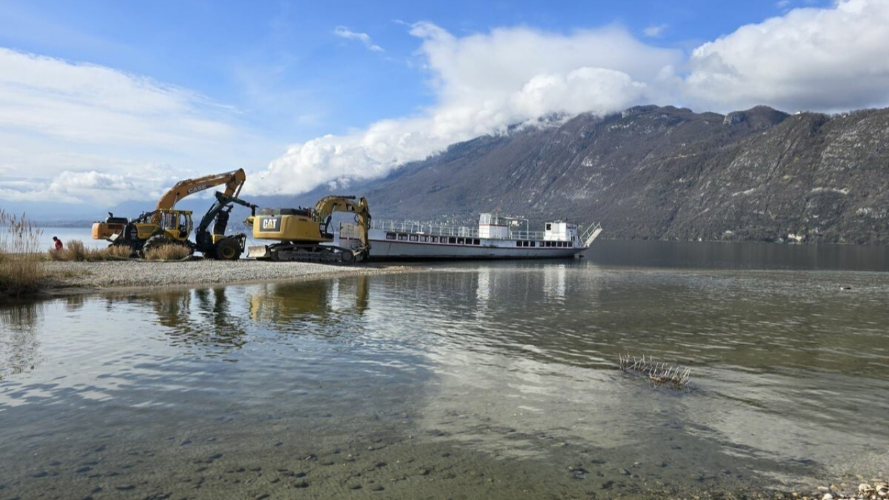 Lac du Bourget : le bateau La Savoie en cours de déconstruction Lac du Bourget : le bateau La Savoie en cours de déconstruction