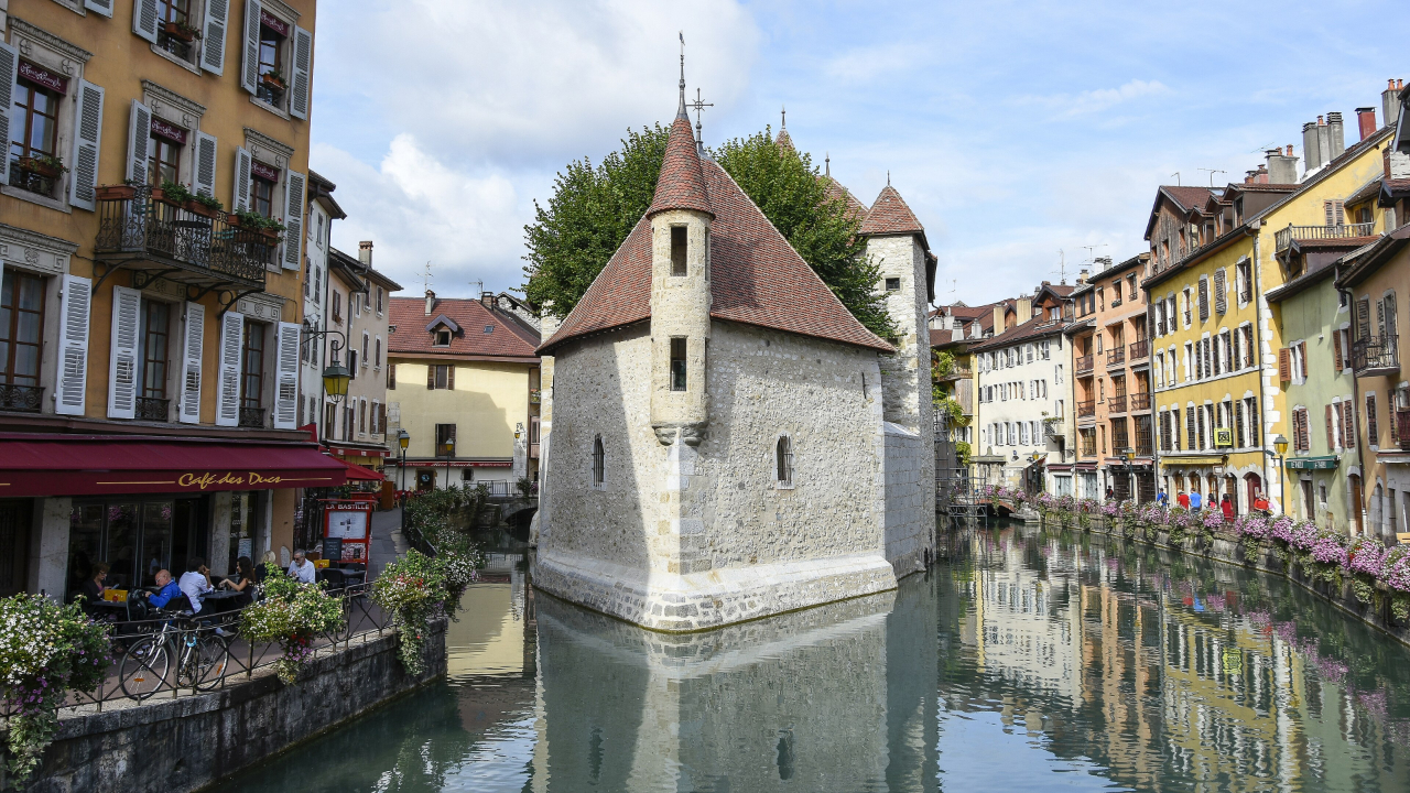 Le Palais de l'Isle, carte postale d'Annecy, a surtout servi de prison