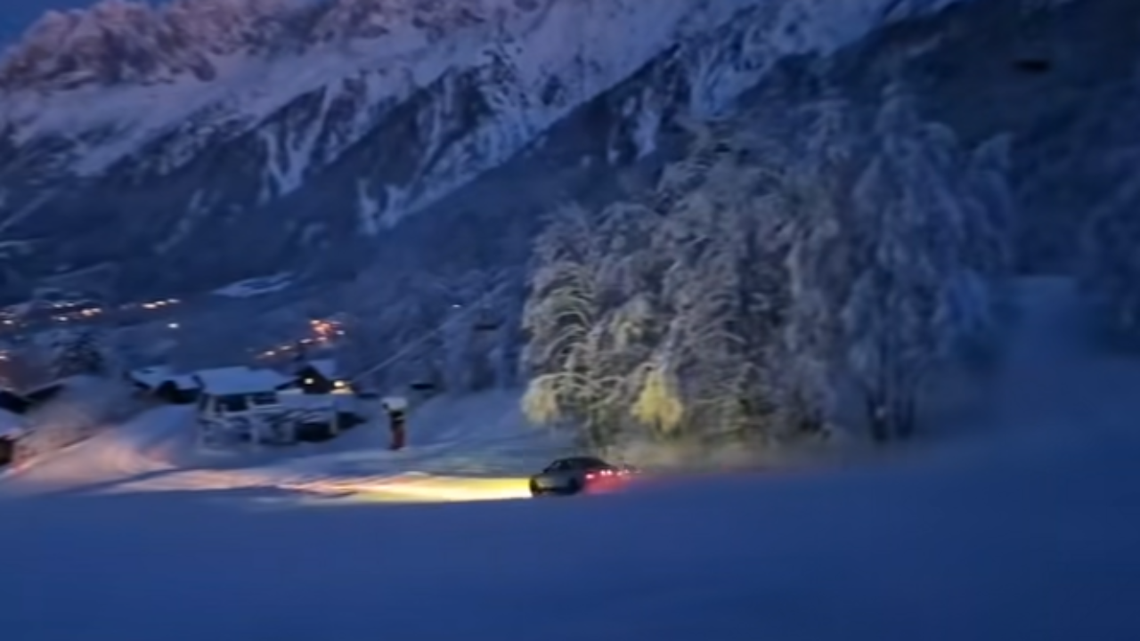 Les Houches : Une voiture d&eacute;vale une piste de ski