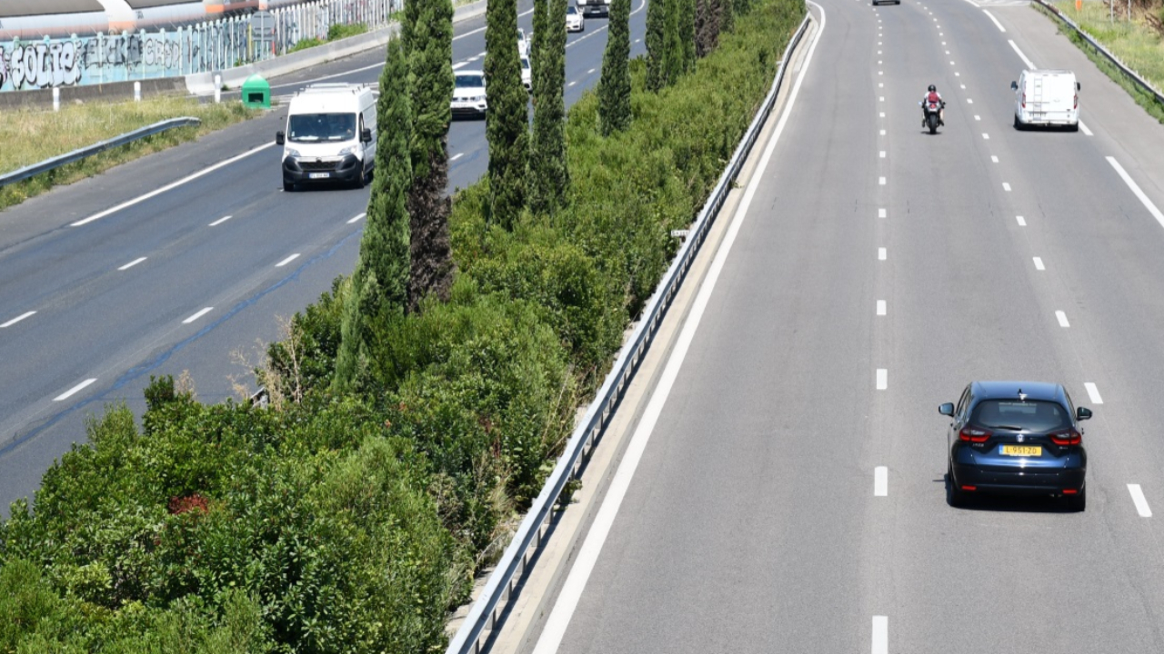 Savoie : elle se jette d'un pont sur l'autoroute et provoque un grave accident Savoie : elle se jette d'un pont sur l'autoroute et provoque un grave accident