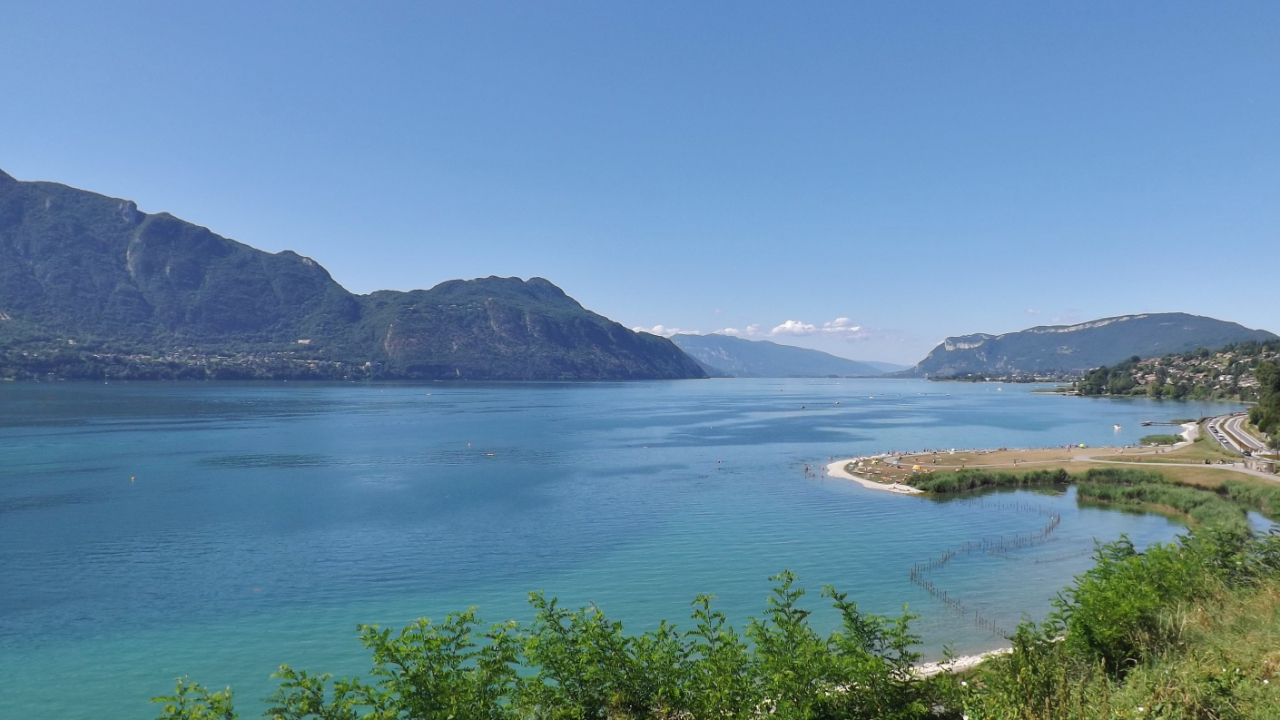 Savoie : la baignade de nouveau possible dans le lac du Bourget, "une faible quantité de cellules de cyanobactéries" finalement détectée Savoie : la baignade de nouveau possible dans le lac du Bourget, "une faible quantité de cellules de cyanobactéries" finalement détectée