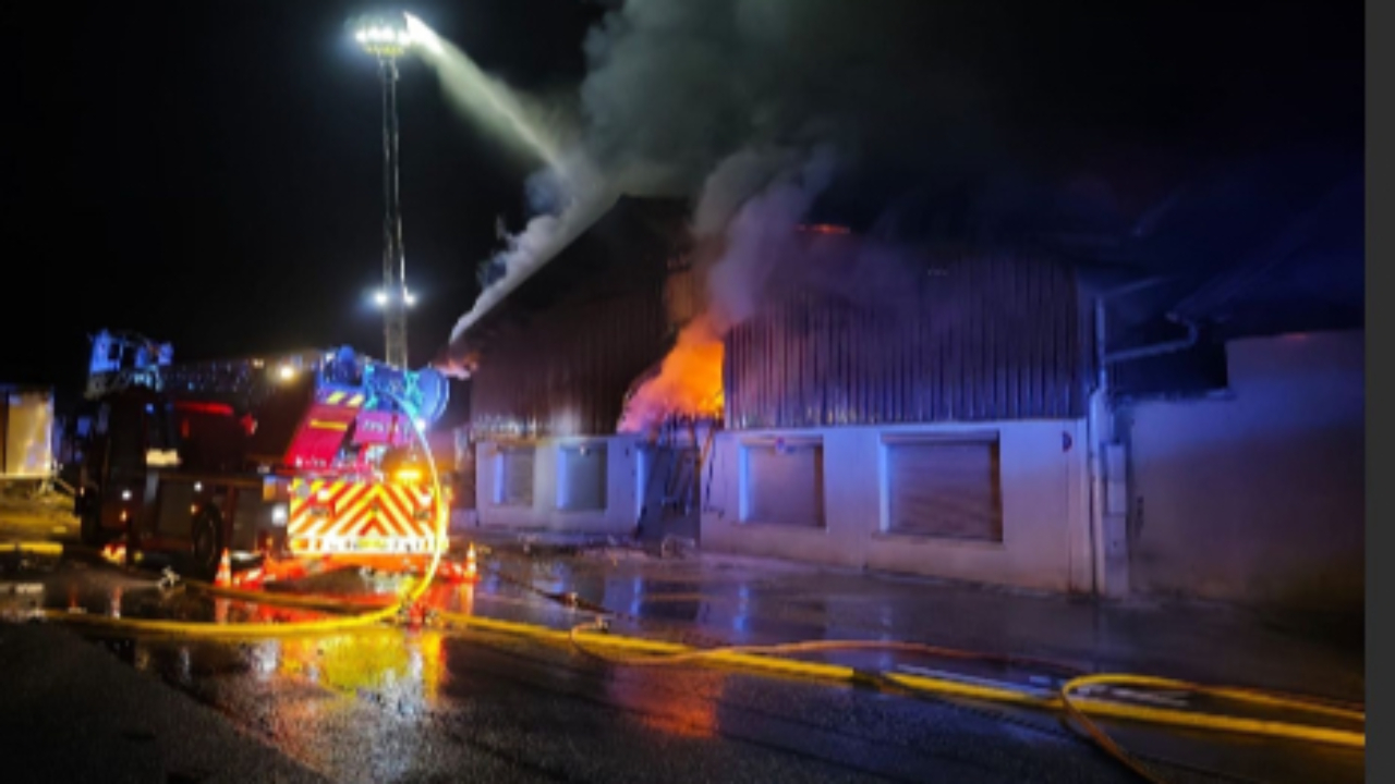 Thônes : un feu de voiture cause un important incendie sur deux bâtiments adjacents Thônes : un feu de voiture cause un important incendie sur deux bâtiments adjacents
