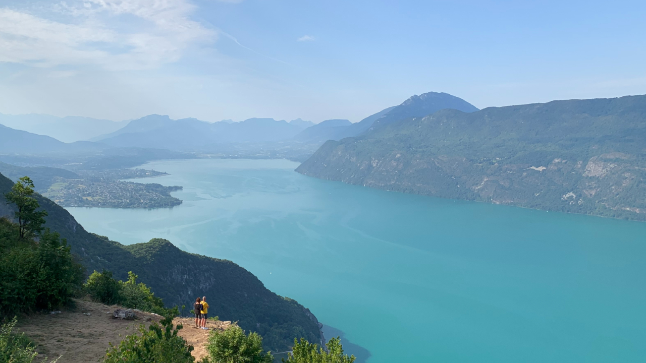 Un bateau de croisière coule à Aix les Bains Un bateau de croisière coule à Aix les Bains