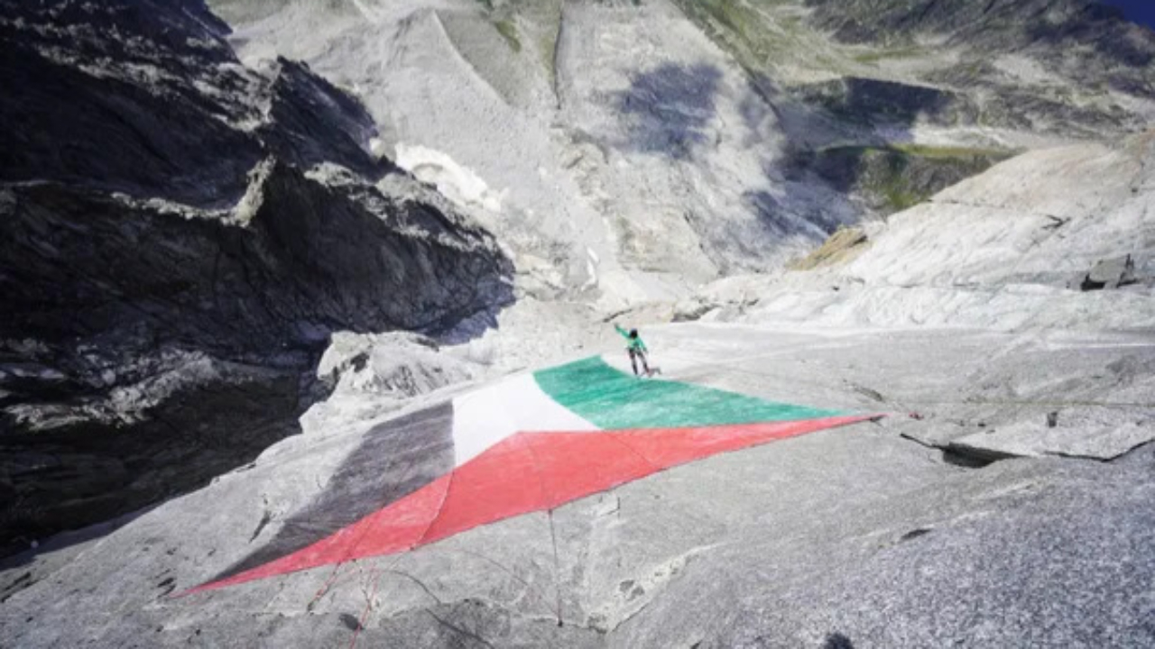 Un drapeau palestinien géant accroché sur le Petit Dru en Savoie, le PGHM mobilisé pour l'enlever Un drapeau palestinien géant accroché sur le Petit Dru en Savoie, le PGHM mobilisé pour l'enlever