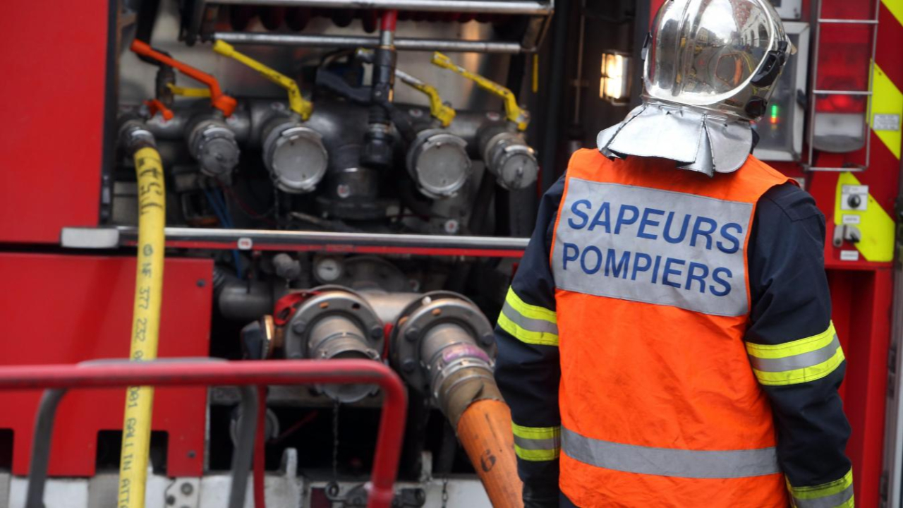 Un grave incendie sur les bords du lac du Bourget en Savoie Un grave incendie sur les bords du lac du Bourget en Savoie