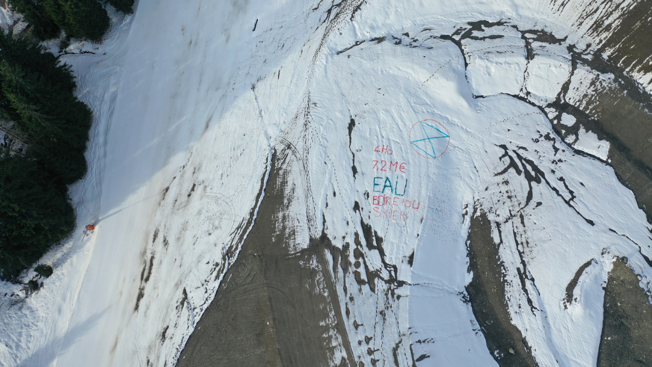 Une action militante sur la retenue collinaire de Pertuis à Combloux Une action militante sur la retenue collinaire de Pertuis à Combloux